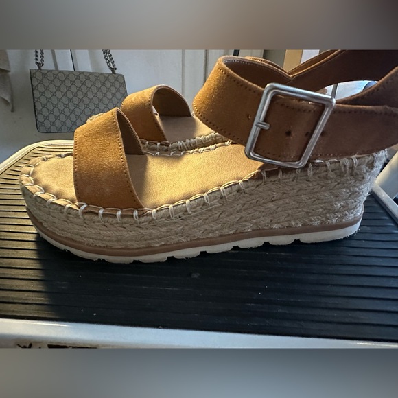 Universal Threads Sandals. Size 6.5 - Picture 4 of 6